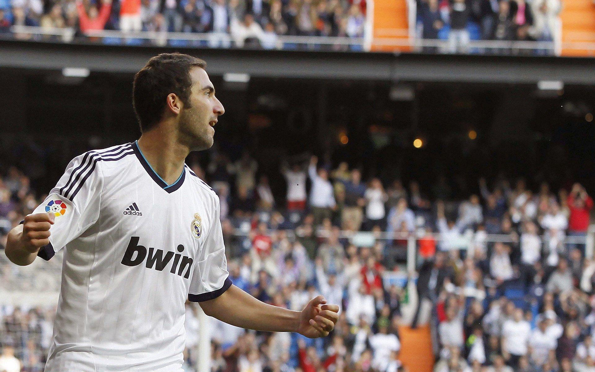 德比战失利暴露短板，申花争冠前景蒙尘，斯卢茨基面临战术与心态的双重考验