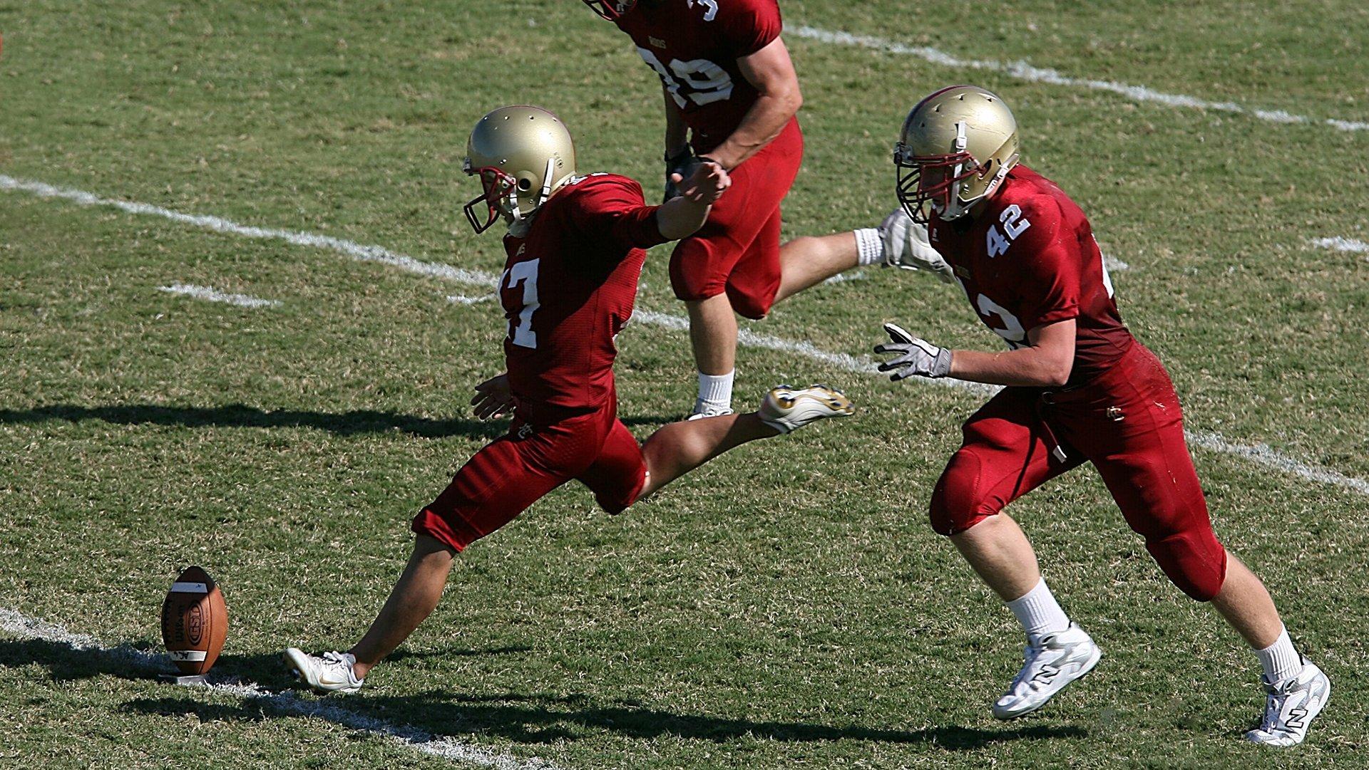 德甲争议判罚引热议,裁判公司认定乌尔比希手球不犯规,VAR技术再成焦点